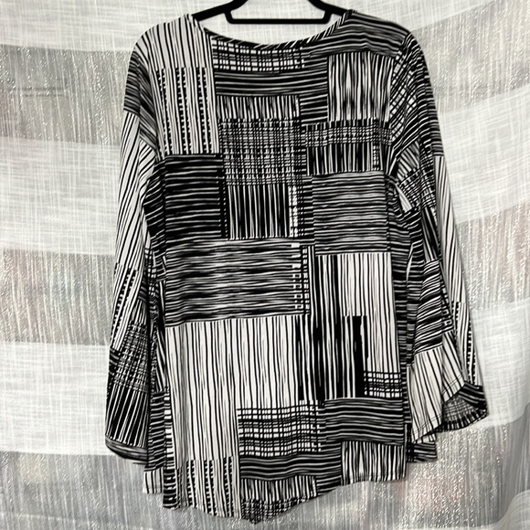 Avenue Plus Long V Shape Blouse - Picture 3 of 8